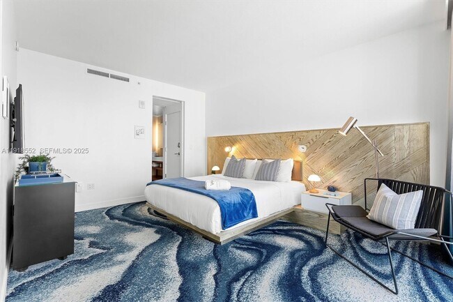 Building Photo - 3101 Bayshore Dr