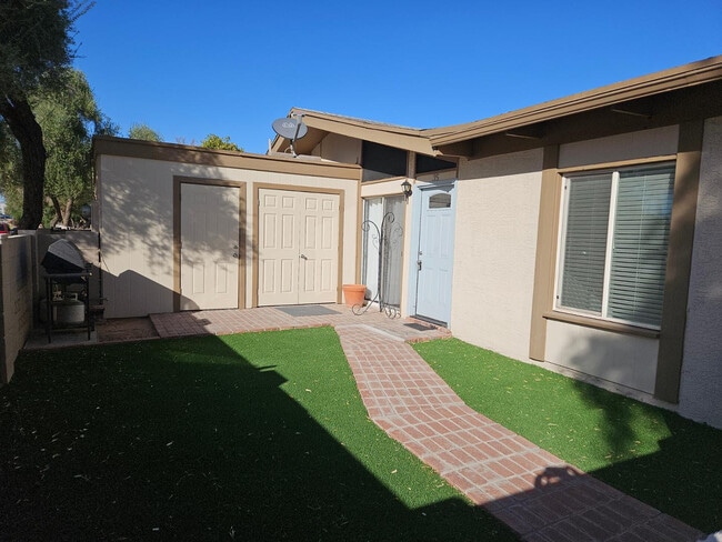 Building Photo - 555 N May