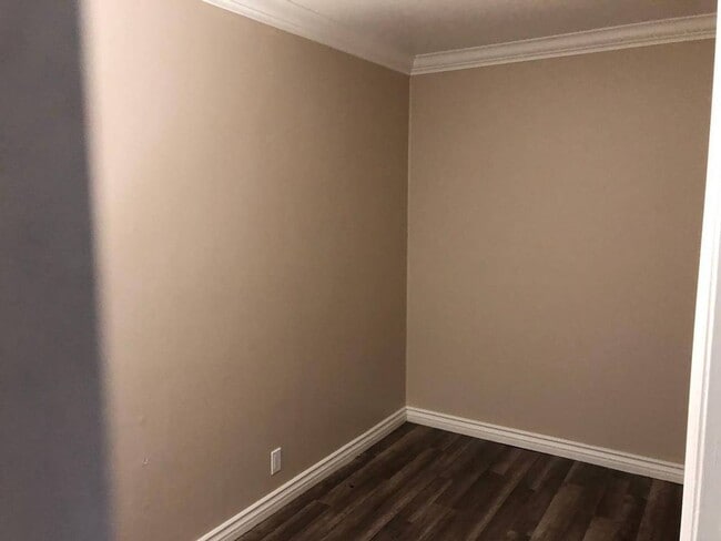 Building Photo - 3 BD 1 Full Bath Remodeled Upstairs Condo