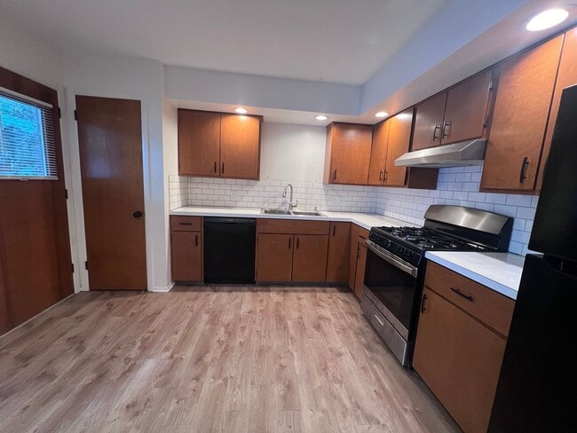 Building Photo - Two Bedroom Duplex SE Side w/ Decorative Fireplace! One Stall in Garage!