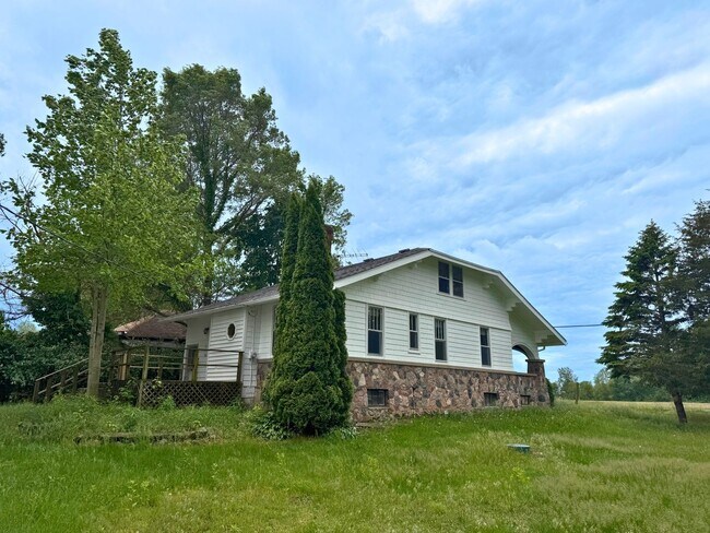 Building Photo - 4 Bedroom Home