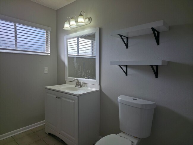 Building Photo - Freshly Updated 2/1 House with Garage in Deltona!