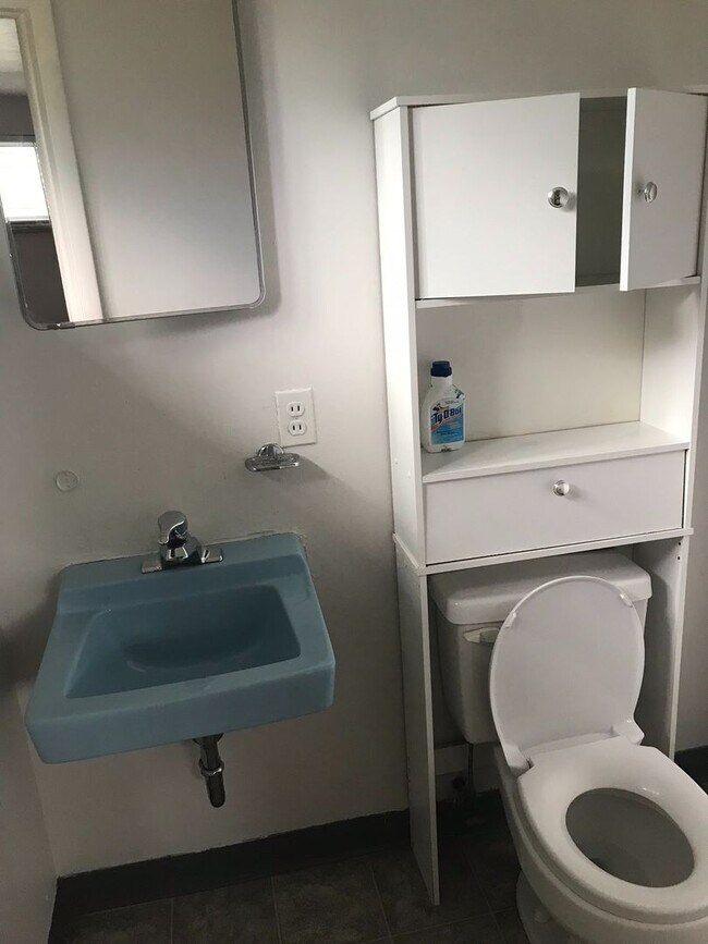 Building Photo - House for August Prelease with Easy Access to CU