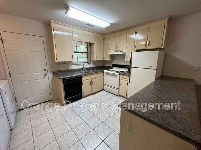 Building Photo - 204 Calhoun St