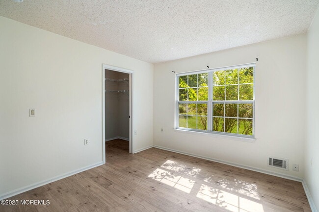 Building Photo - 7 Tamarack Ct