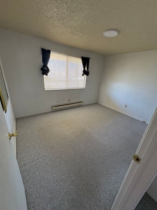 Building Photo - 4 bedroom 2 bath home prime location