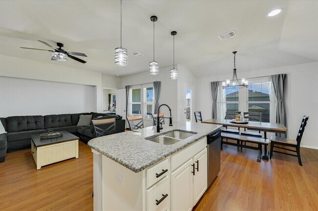 Building Photo - 725 Pinnacle Dr