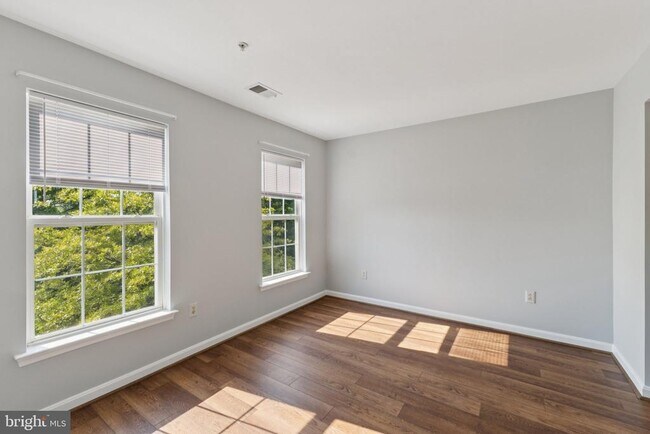 Building Photo - 406 Chestnut Hill St