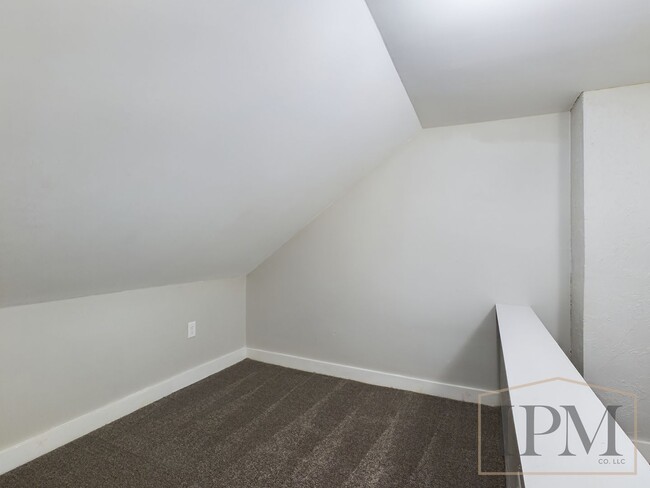 Building Photo - Available Now Newly Remodeled Cozy 3 Bedro...