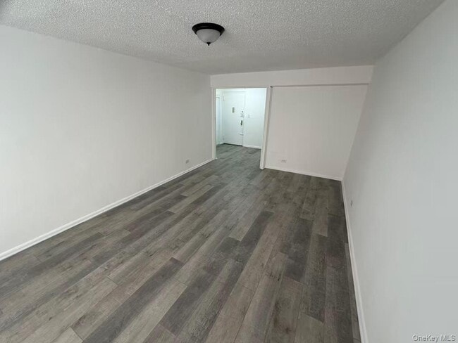 Building Photo - 83-30 Vietor Ave