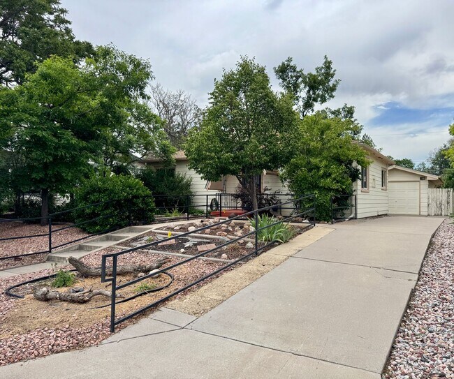 Building Photo - Beautiful 2 Bedroom Ranch Home Furnished o...
