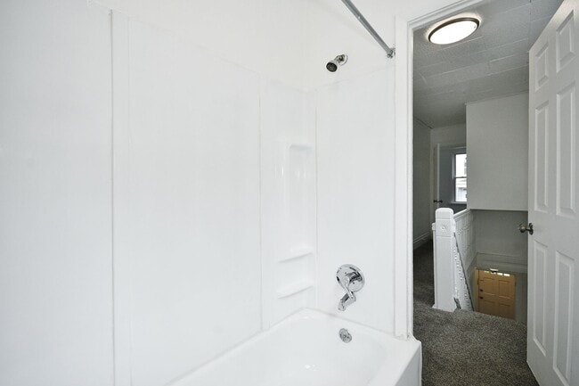 Building Photo - Updated 3 bed/1 bath House with garage!