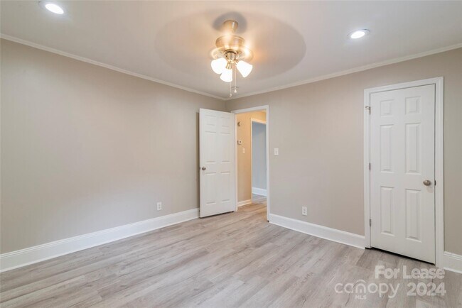 Building Photo - 2336 Barry St