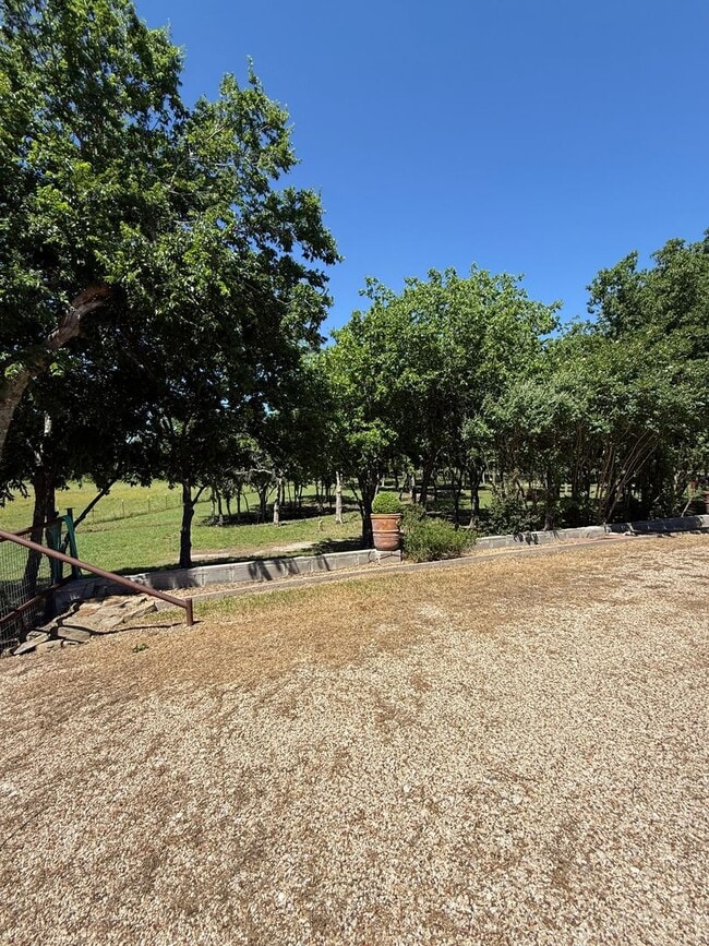Building Photo - 2 bedroom home fully fenced on nearly an a...