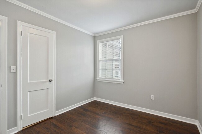 Building Photo - 2215