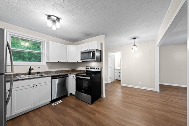 Building Photo - Renovated 3 Bedroom Dog Friendly Home For Rent on Lafayette Road!