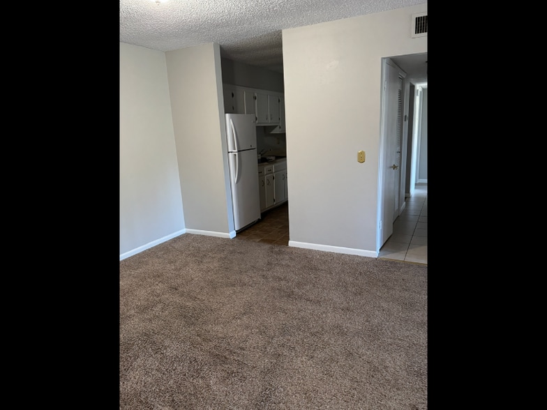 Building Photo - 515 Basswood Ave