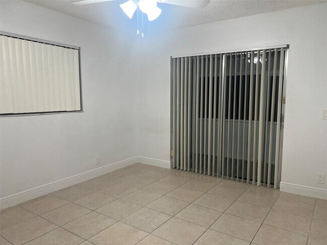 Building Photo - 785 Burgundy St