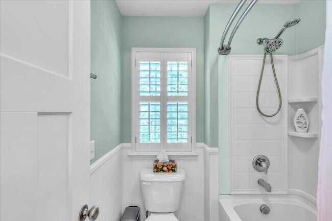 Building Photo - Gorgeous 4 Bed/2.5 Bath in Waterways Towns...