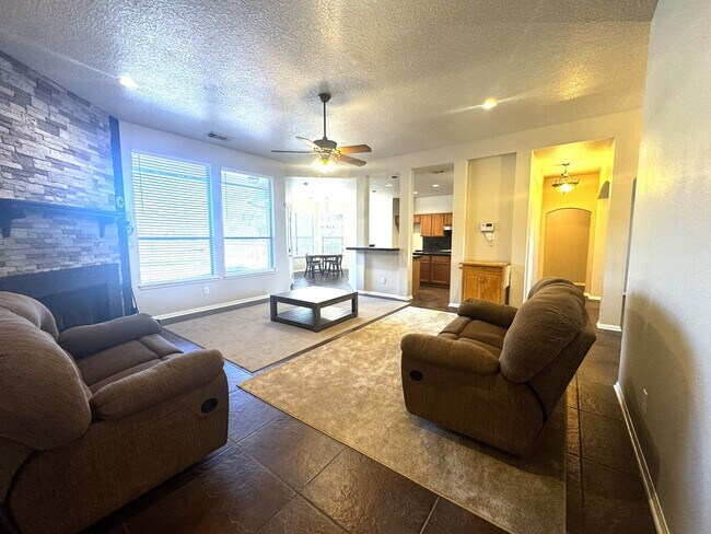 Building Photo - 772 Riverside Dr