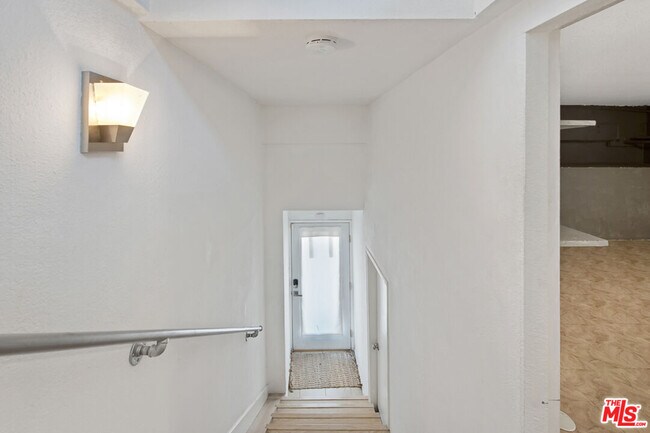 Building Photo - 1239 S Orange Dr