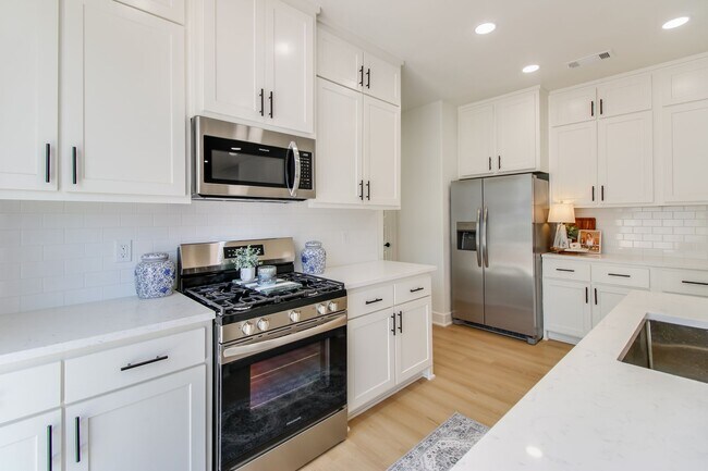 Building Photo - 1107 W 9th Ave