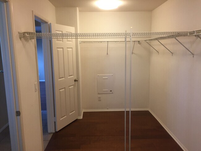Building Photo - Executive Home!
