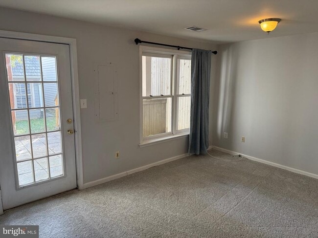 Building Photo - 539 Tschiffely Square Rd