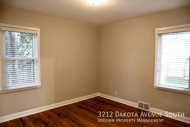 Building Photo - 3212 Dakota Ave S