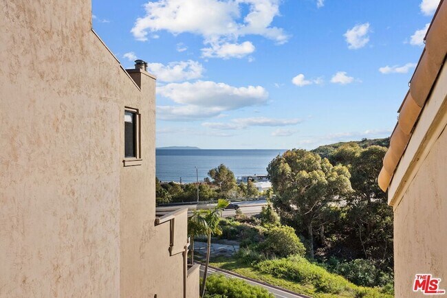 Building Photo - 23924 De Ville Way