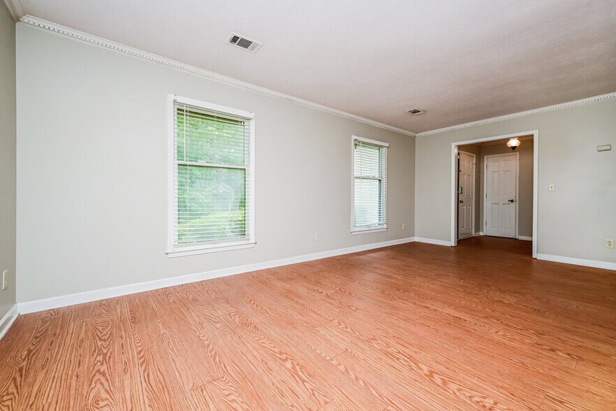 Building Photo - 564 Clubhouse Dr SE
