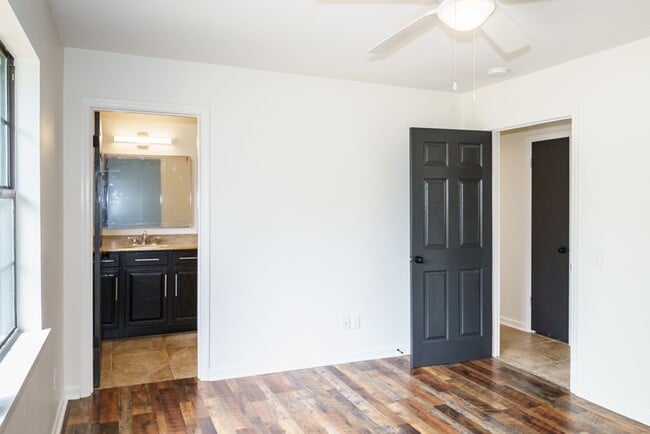 Building Photo - 3BR Home in Shell Point – Sunroom | Garage | Prime Location