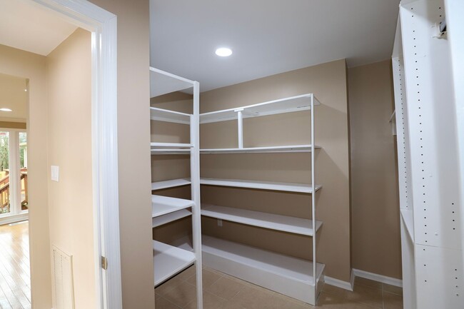 Building Photo - EXECUTIVE LUXURIOUS TOWNHOME