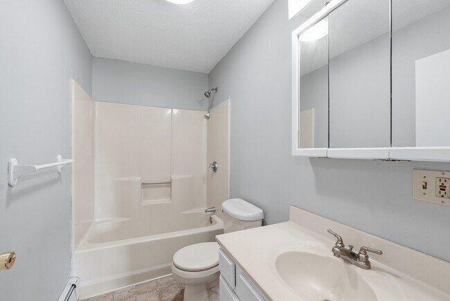 Building Photo - 146 Hecla St