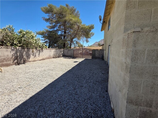 Building Photo - 1745 Mt Hood St