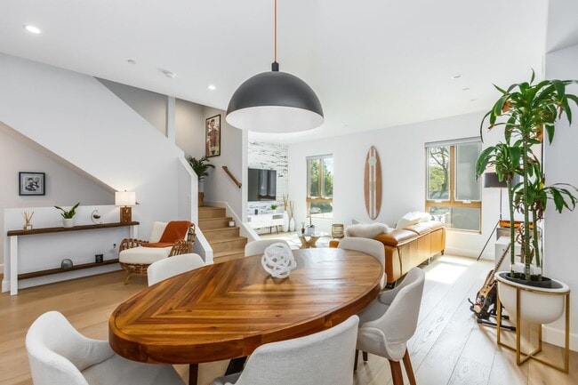 Building Photo - Stunning home in Studio City!