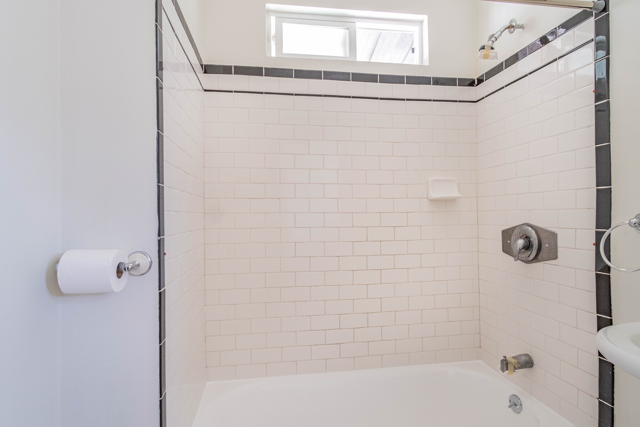 Building Photo - 612 Parkman Ave