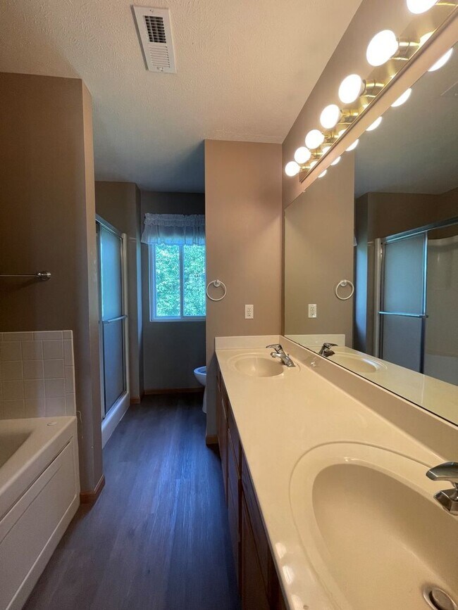 Building Photo - Large Home for rent in Bellevue