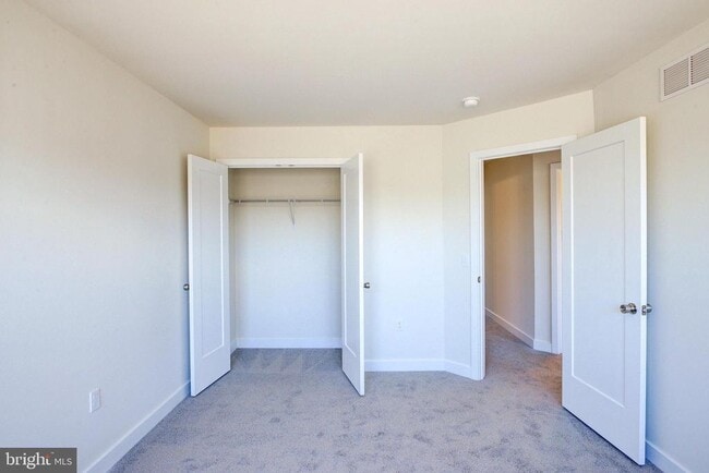 Building Photo - 29 Independence Ct