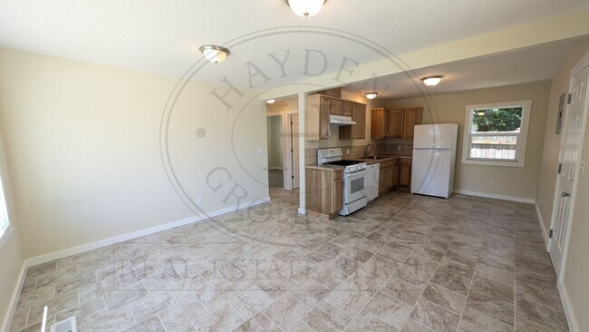 Building Photo - 2 bedroom 1 bath single level home