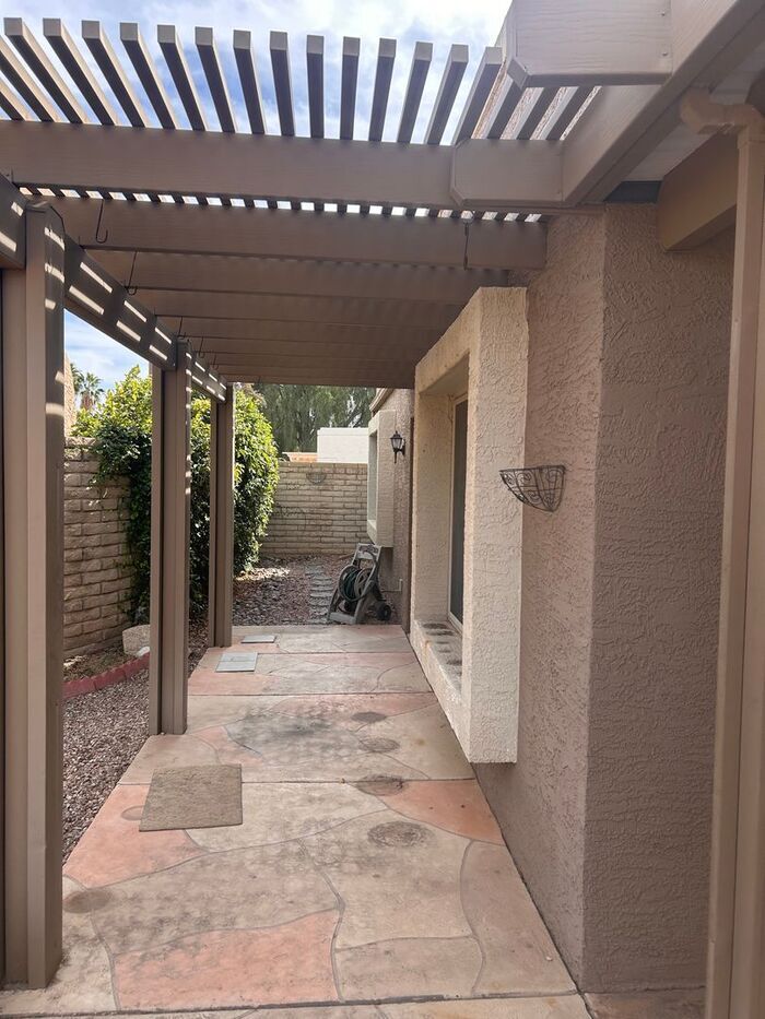 Building Photo - 1136 E Villa Rita Dr