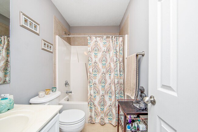 Building Photo - Good size home East of Raeford