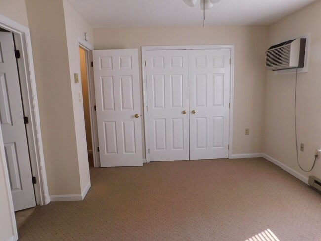 Building Photo - Townhouse Available