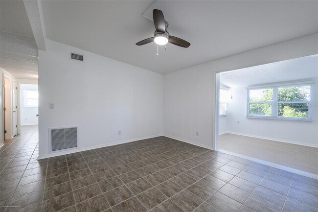 Building Photo - 927 W Olympia Ave