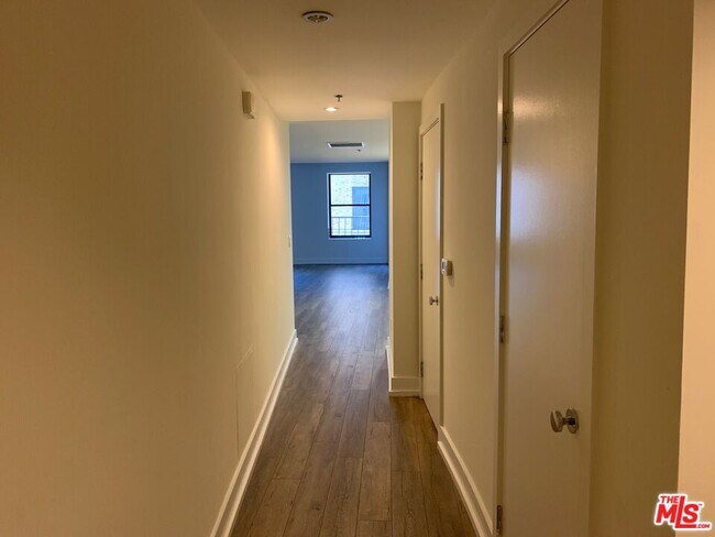 Building Photo - 727 W 7th St