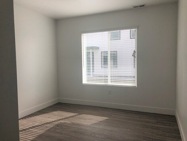 Building Photo - Stunning NEW Duplex in Murray
