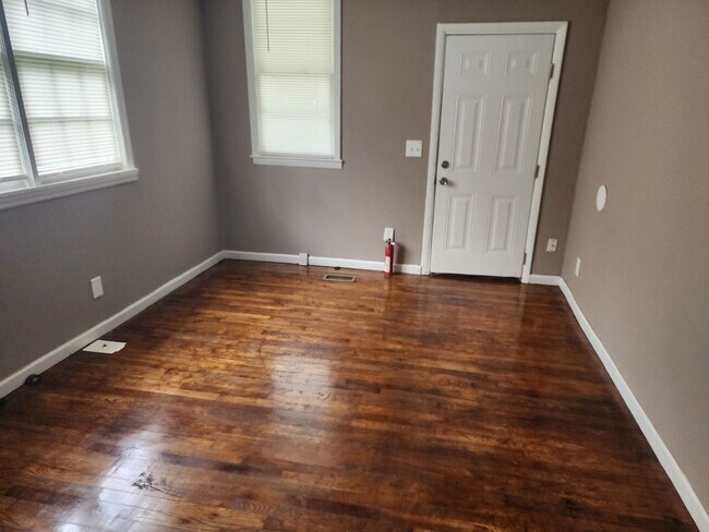 Building Photo - Stunning 3-Bedroom Home with Fresh Modern ...