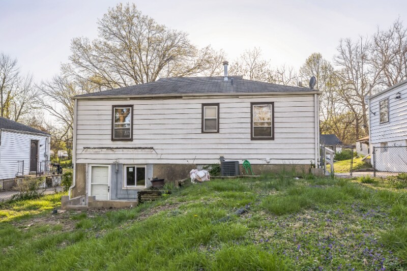 Building Photo - 10128 Cloverdale Dr