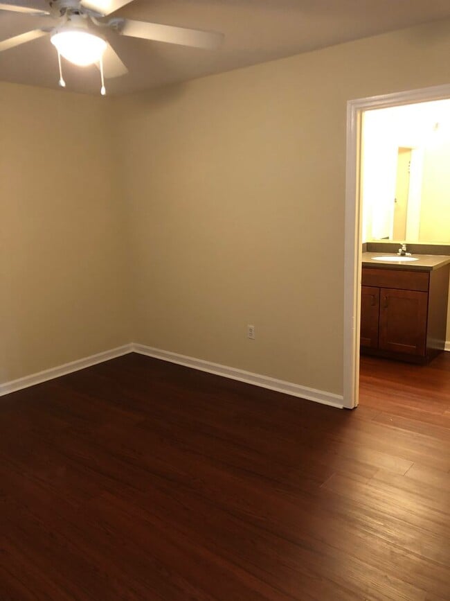 Building Photo - Ash Street (1028)