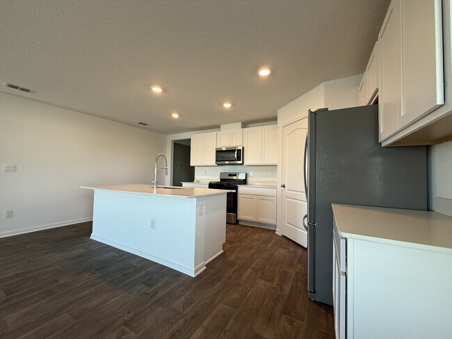 Building Photo - 350 Ardila Cir